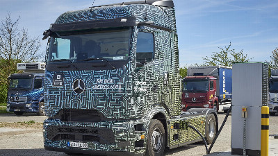 Beitragsbild - Mercedes-Benz Trucks durchbricht Schallmauer beim Laden 
