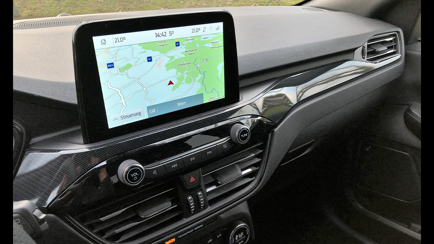 Slideshow Bild - Wie ein Tablet steckt das Ford Sync 3 Infotainment im Armaturenbrett.