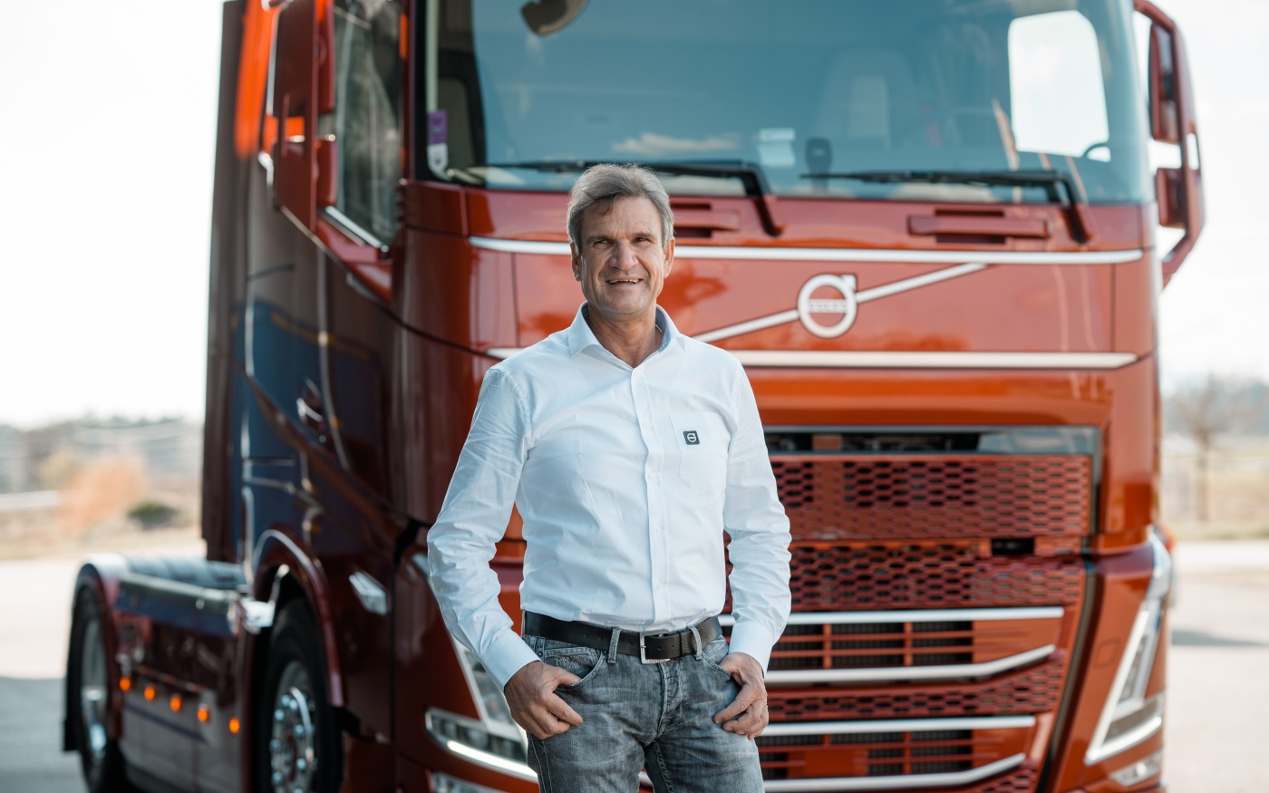 Slideshow Bild - Begeistert – „Ich sitze seit bald vier Jahrzehnten hinter dem Steuer von Volvo Lkw“, sagt der Klagenfurter Transportunternehmer Johannes Strauß. © Volvo Group Austria GmbH