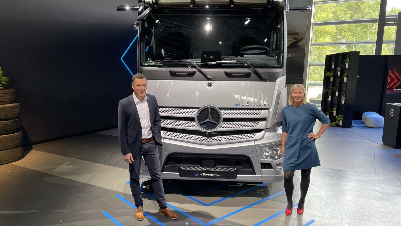 Slideshow Bild - Andreas von Wallfeld, Leiter Marketing, Vertrieb & Services von Mercedes-Benz Lkw und Karin Rådström, Vorstandsmitglied der Daimler Truck AG.