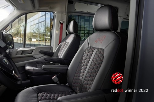 Slideshow Bild - Highlight im Innenraum der Individual Lion S Modelle: Hochwertige Ledersitze mit roten Kontrastnähten sowie rot eingesticktem Löwen.