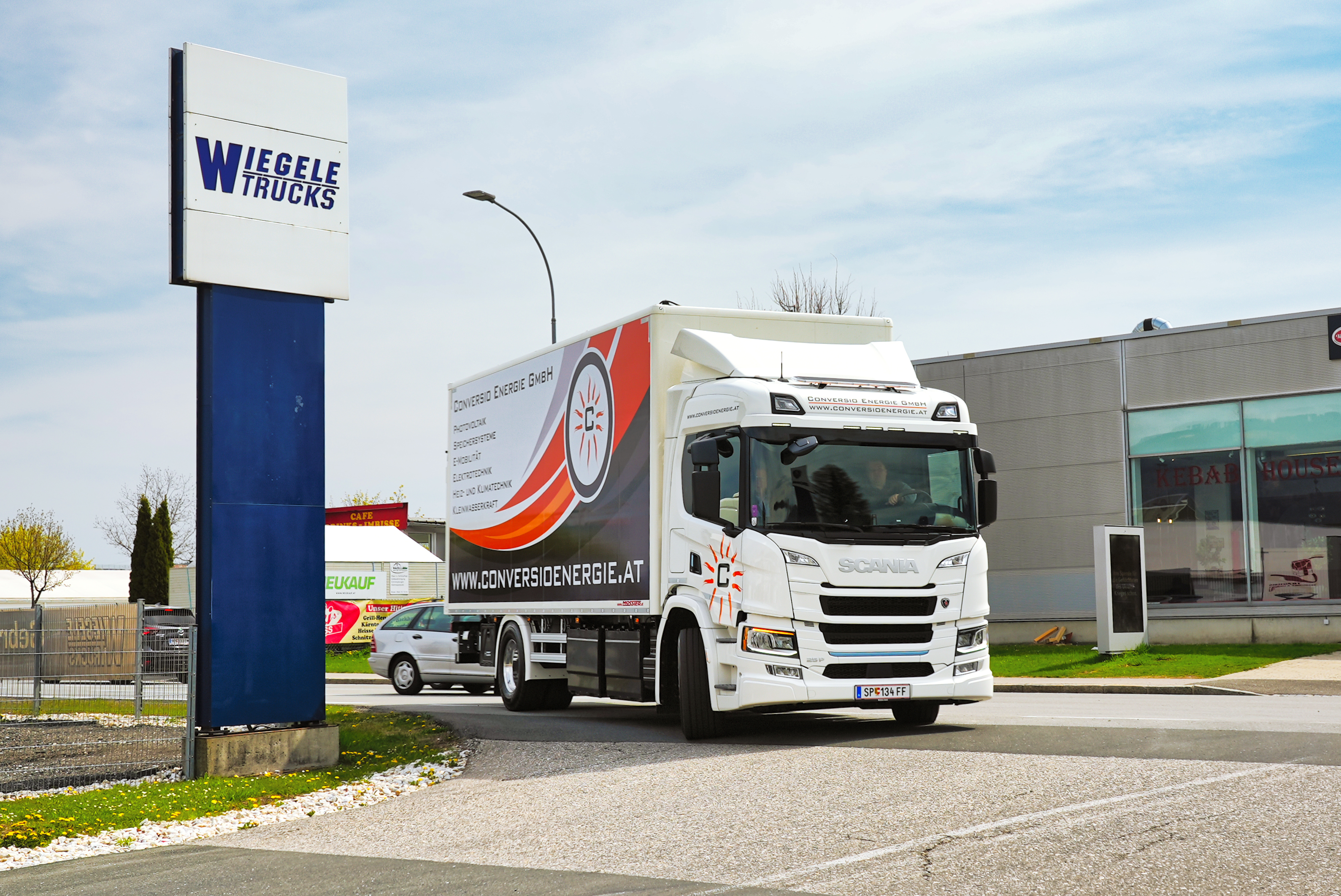 Slideshow Bild - Die Conversio Energie GmbH transportiert mit ihren neuen batterieelektrischen Scania 25 P Photovoltaikbauteile zwischen den Firmenstützpunkten in Wien, im Burgenland und in der Steiermark.