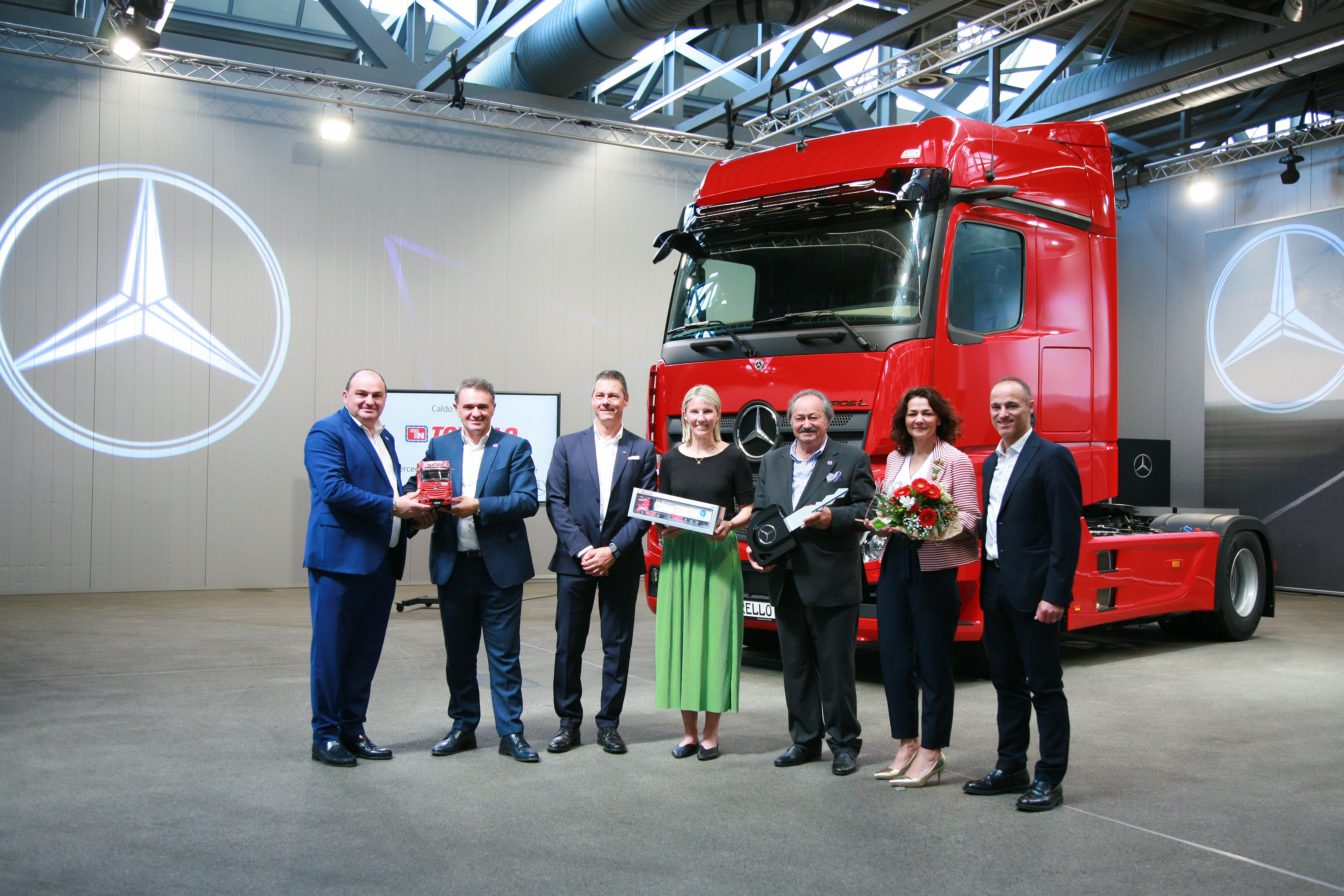 Slideshow Bild - Mitglieder der Familie Torello; Maurizio Pompei, CEO Mercedes-Benz Trucks Italien (3. von links) und Karin Rådström, CEO Mercedes-Benz Lkw (Mitte)