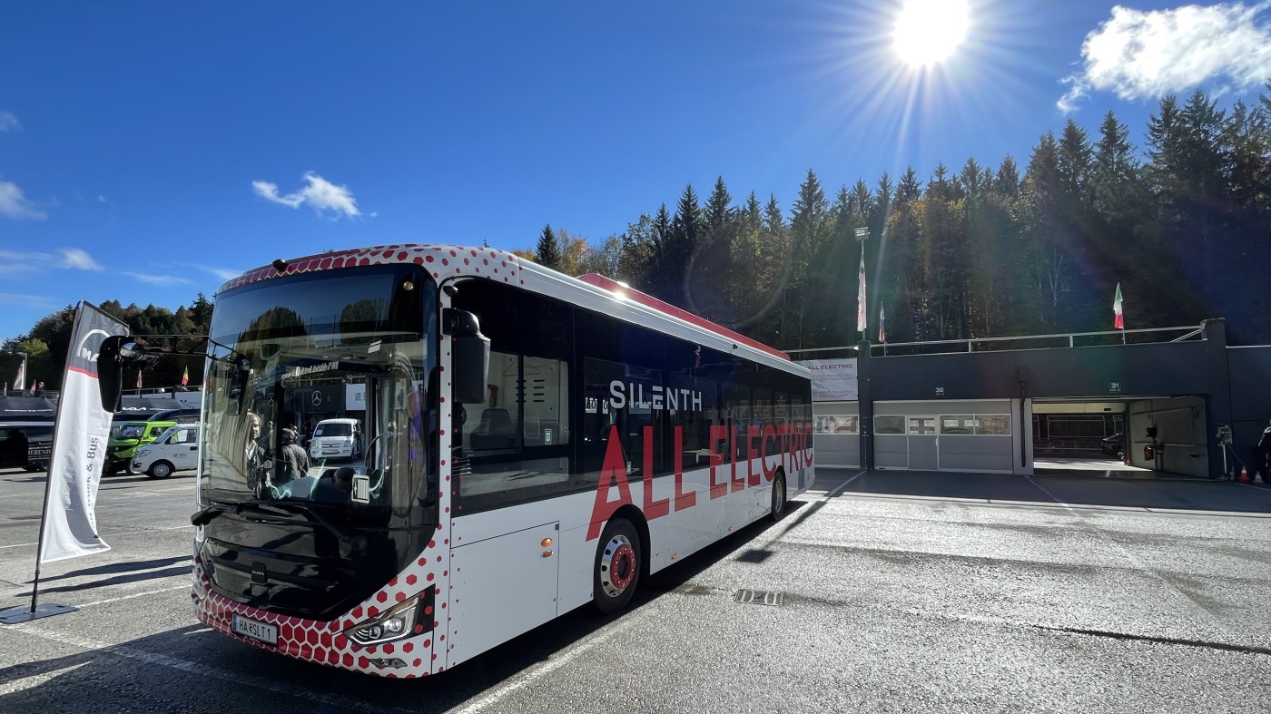 Slideshow Bild - Das Halleiner Unternehmen Silenth stellt einen 12 Meter Stadtbus aus, der aus 422 kWh bis zu 470 Kilometer Reichweite generiert. Den Härtetest am Großglockner hat er bereits erfolgreich absolviert.